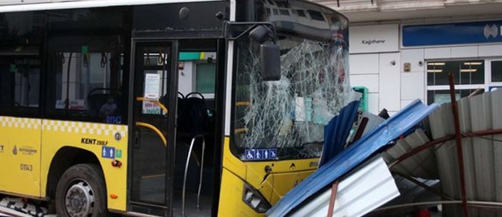 Göktürk-Mecidiyeköy Otobüsü Kaza yaptı