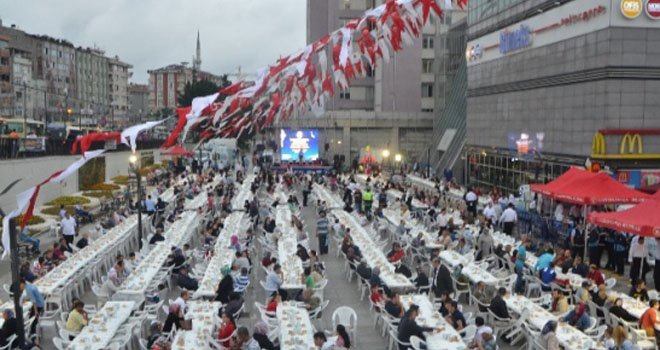  Gaziosmanpaşa Belediyesi'nden Bin 500 Kişilik Sokak İftarı