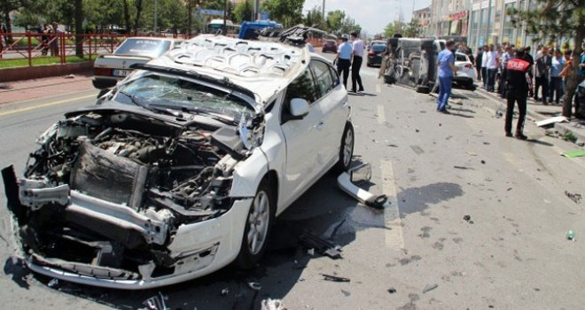 Halk otobüsünün 5 aracı biçtiği kaza anı kameralarda