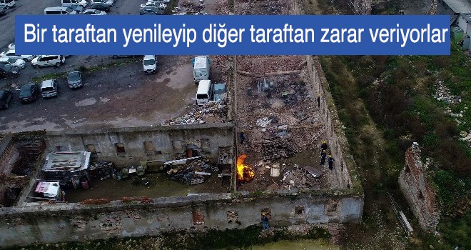 Tarihi binaya zarar veriyorlar