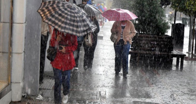 Hava sıcaklığı düşüyor! İstanbul ve yurt genelinde sağanak yağış