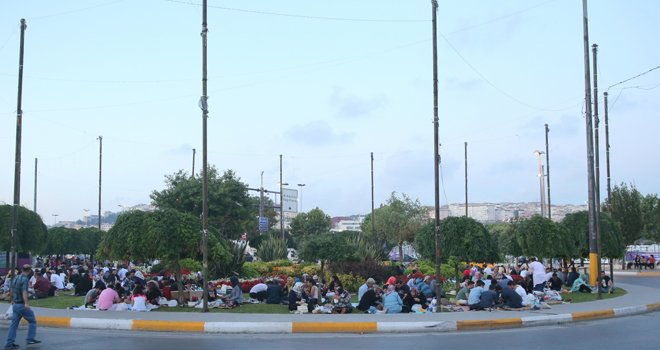 Eyüp Sultan’da iftarlar artık sahil yolunda yapılıyor