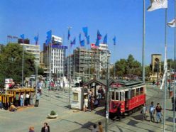 Taksim Meydanı Yayalaşıyor