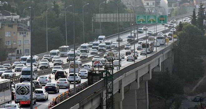 İstanbul trafiği kitlendi 55 bin servis yollarda