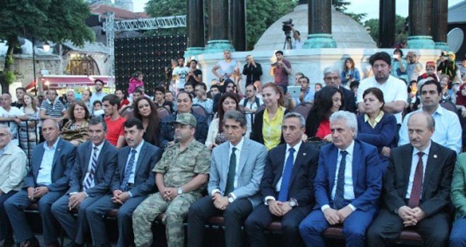 Sultanahmet'te Atılan Topla 12 Bin Kişi Orucunu Açtı