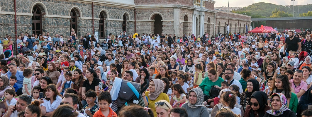  İBB'DEN ÖĞRENCİLERE KARNE TATİLİNDE ÖZEL ETKİNLİKLER