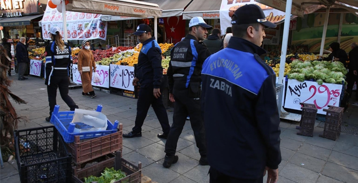 Zabıta ekipleri kaldırım işgaline geçit vermiyor